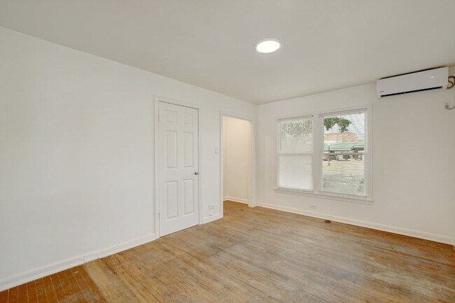 Building Photo - 302 Olive St