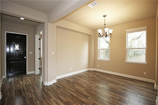 Building Photo - 400 Cheyenne Ln