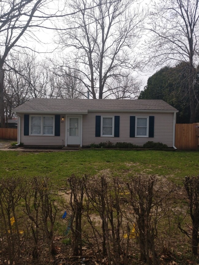 Building Photo - 1807 Southwood Dr