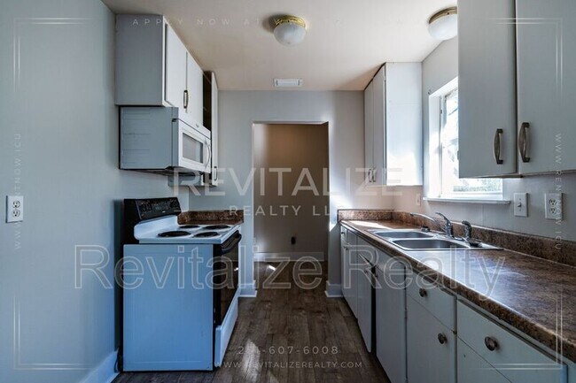 Building Photo - 1746 Cody Rd N