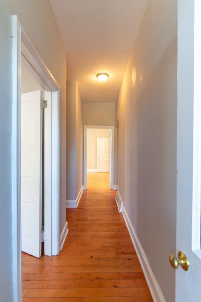 Building Photo - 1121 S 13th St