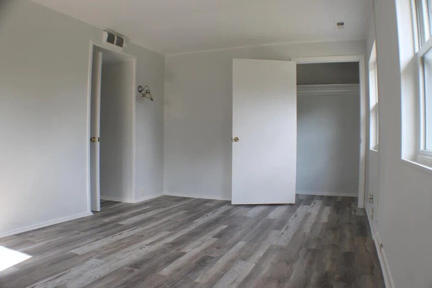 Building Photo - 318 E Fairview Rd