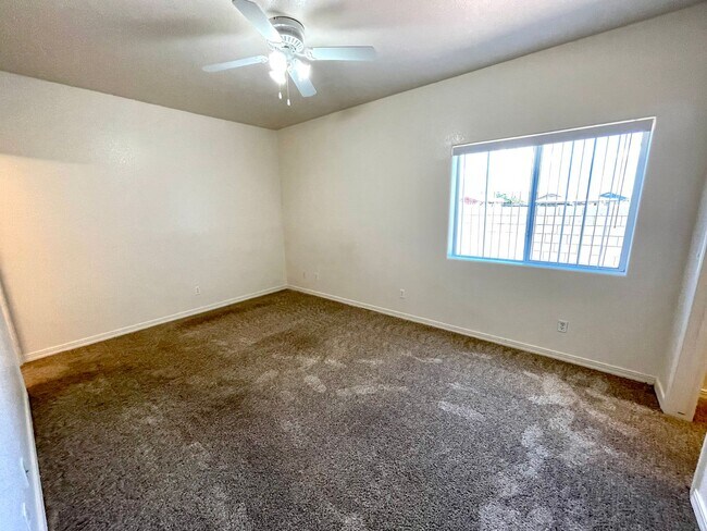 Building Photo - Great 3 Bedroom Duplex near the Kingman Hospital!