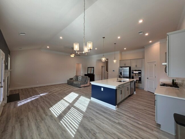 Building Photo - 3360 Rustic Dr