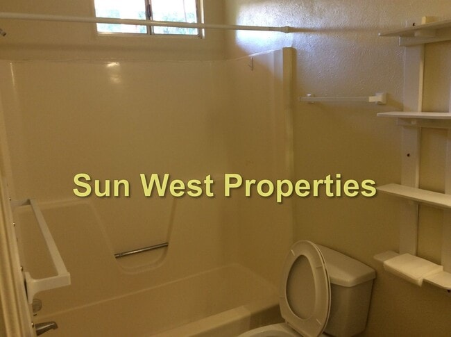 Building Photo - 2 Bed, 1 Bath, Duplex In Aztec