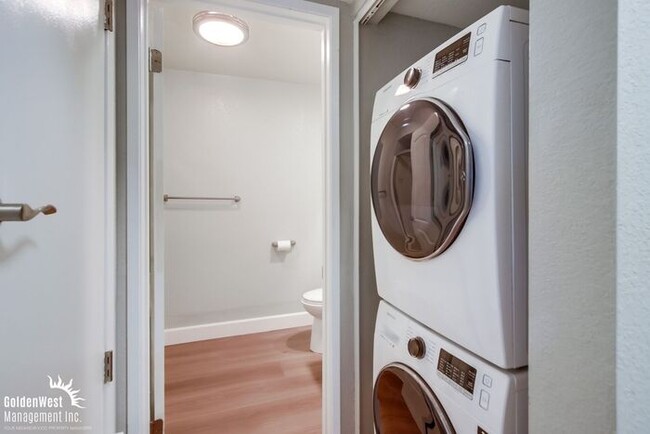 Building Photo - Updated 2Bdm 2Ba Condo in the Creekwood Co...