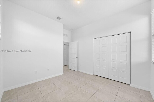 Building Photo - 830 NE 191st St