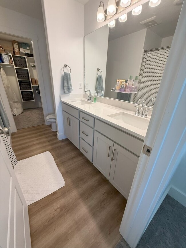 Building Photo - Modern 3-Bedroom End-Unit Townhome in Smit...