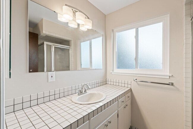 Building Photo - Single-Family Home Located in Peaceful Nei...