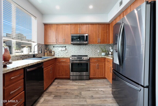 Building Photo - 615 E Portland St