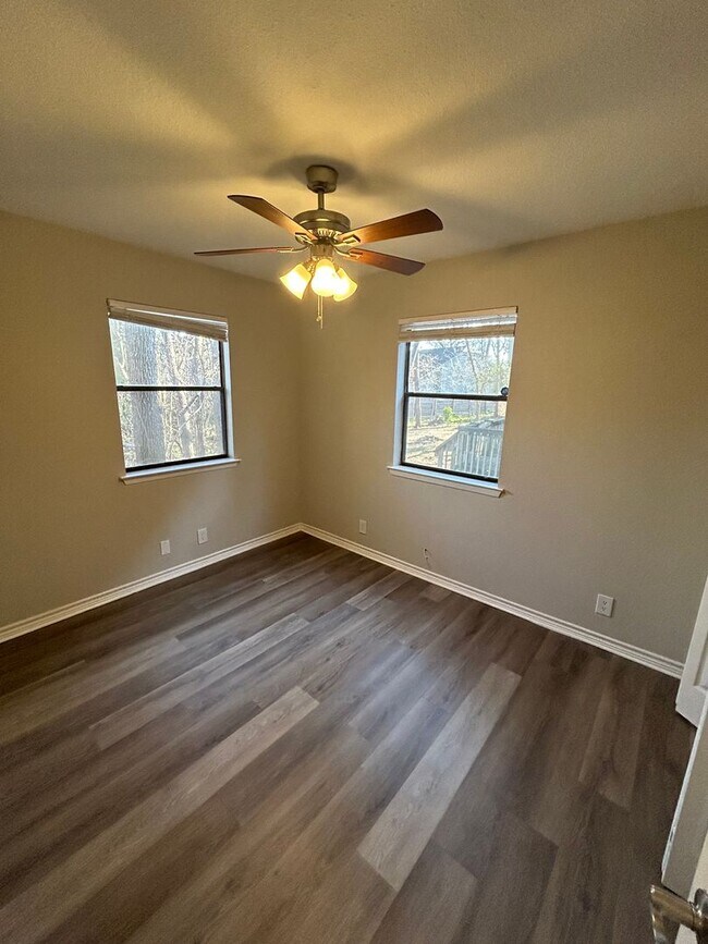 Building Photo - 1610 Waterloo Tr