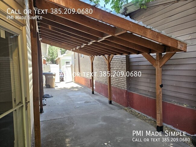 Building Photo - 512 Hawthorne Ave S