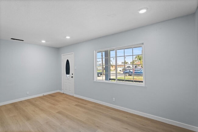 Building Photo - 7877 Kempster Ave