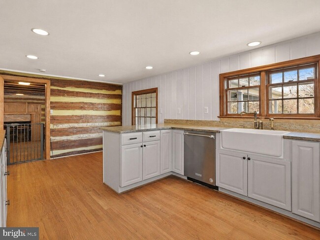 Building Photo - 326 Walker Rd