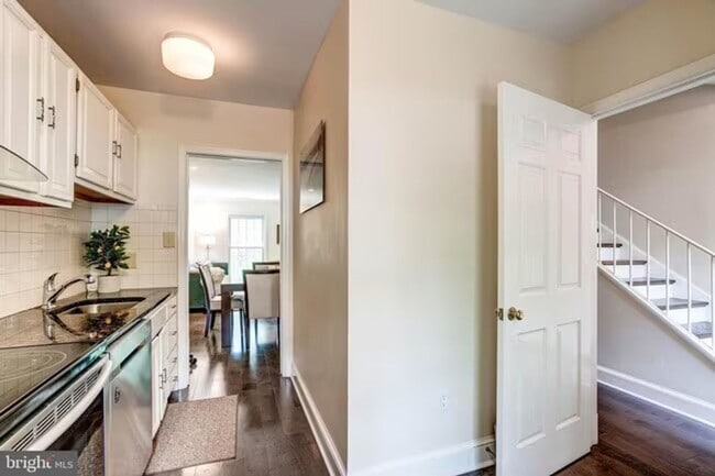 Building Photo - Sun-Drenched 2BR/2.5 BA Townhouse Condo in Gated Sutton Place