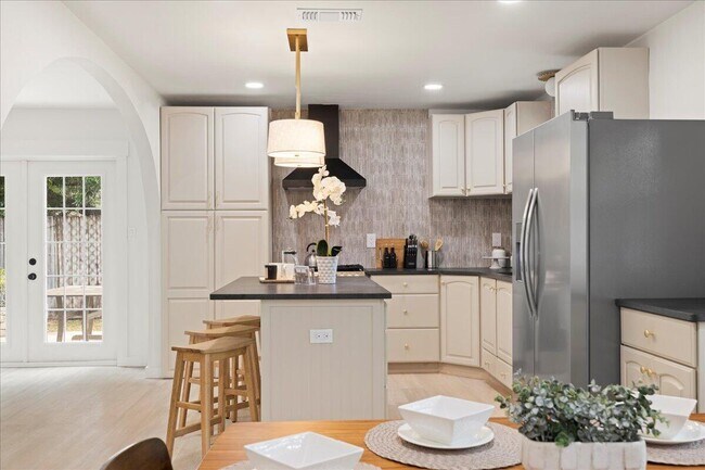 Building Photo - 403 Cheyenne Cir
