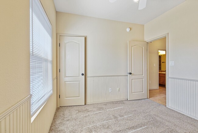 Building Photo - Spacious 4 Bedroom 2 Bath House near Restaurants