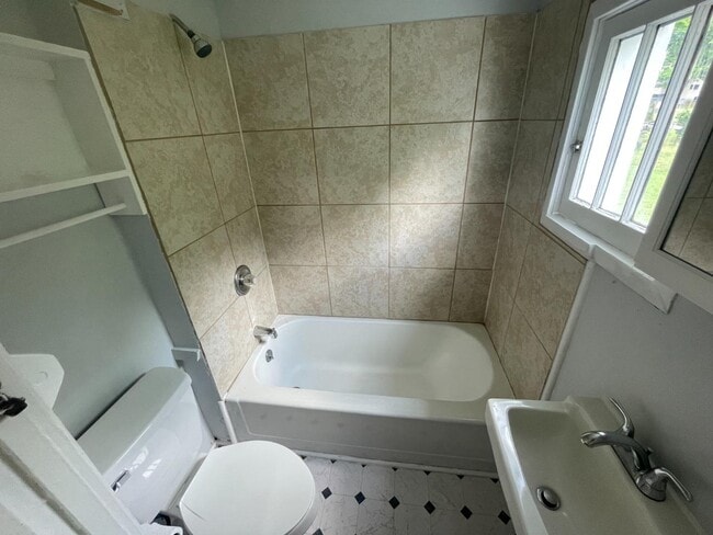 Building Photo - 2358 Sackett St