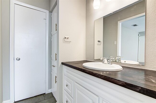 Building Photo - 1605 Dale Cove