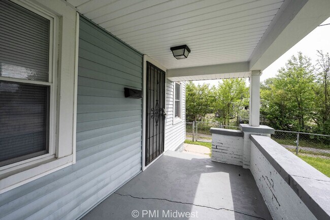 Building Photo - Charming 2-Bedroom Home with Hardwood Floo...