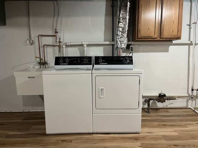 Building Photo - Renovated 5 Bedroom house in Saint Paul