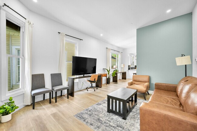 Building Photo - 906 Villa Ave