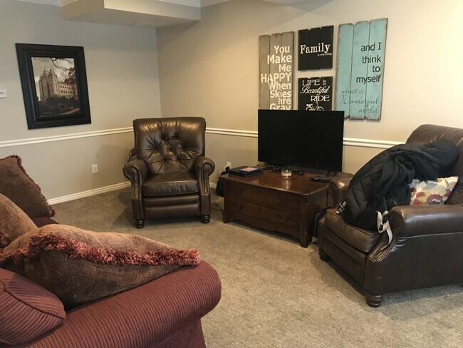 Building Photo - 986 900 E