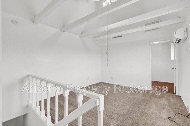 Building Photo - 119 W 9th Pl
