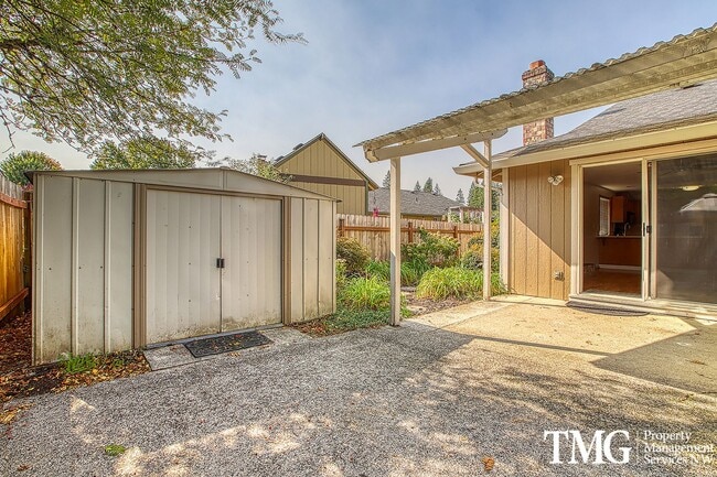 Building Photo - Large Ranch-style home with 3 Bed 2 Bath i...