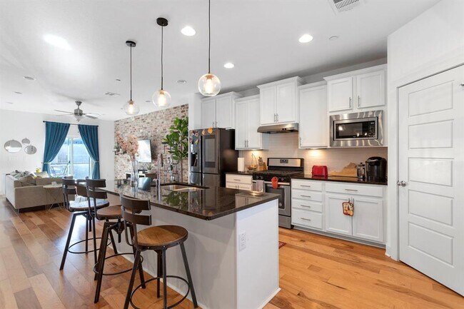 Building Photo - 7203 Bassett Ct