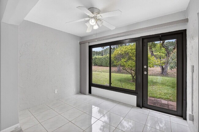Building Photo - "Spacious 2-Bed, 2-Bath Boynton Beach Gem with Modern Granite Elegance – 1400 Sq Ft!"