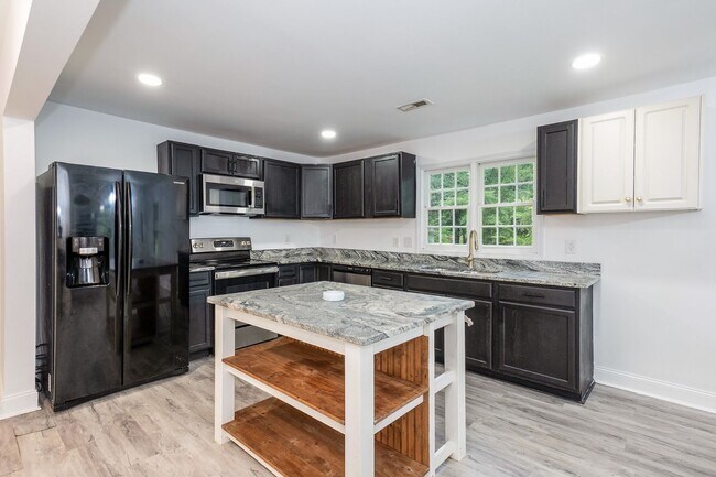 Building Photo - Three Bedroom Home