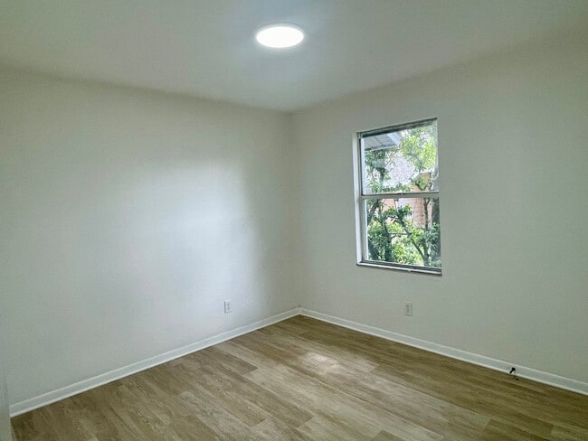 Building Photo - Spacious 4 Bedroom 2 Bathroom Single Famil...