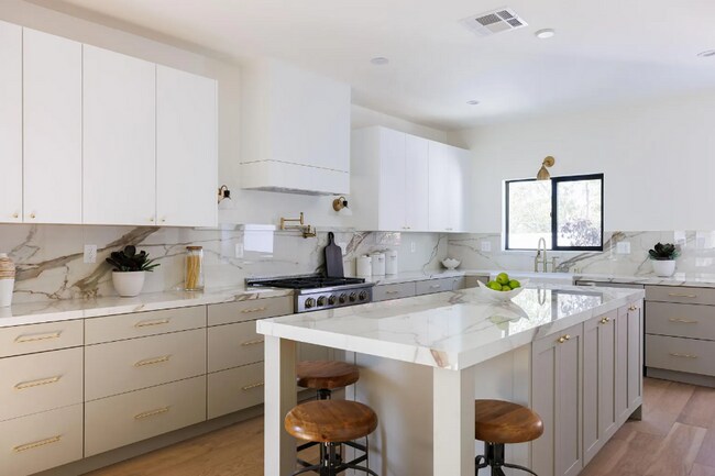 Building Photo - Stunning Echo Park house + Creative Space/Studio - Prime location walking distance to Sunset Blvd...