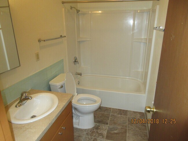 Building Photo - (917) 27th Street Duplex - 2 Bedroom / 1 Bathroom - Albany Duplex ***PET FRIENDLY