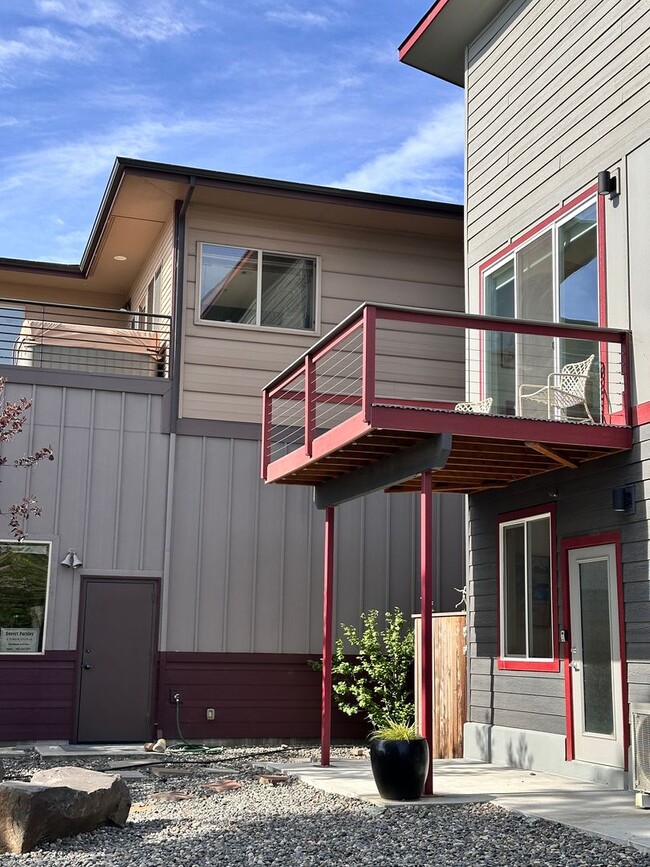 Building Photo - ***MOVE-IN SPECIAL***  Fully Furnished 2 B...