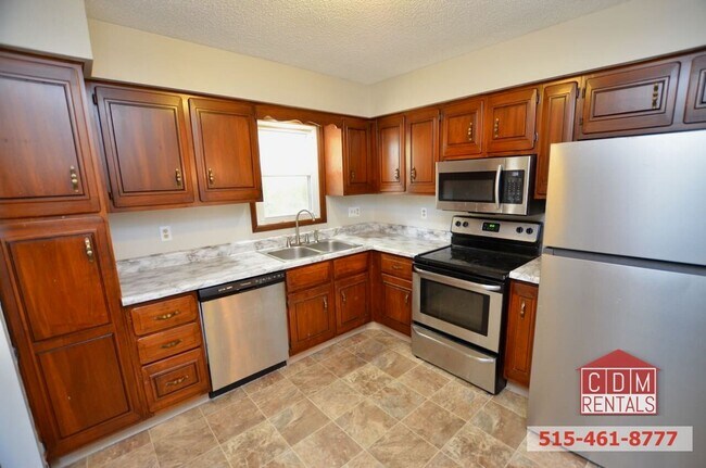 Building Photo - Wonderful Urbandale Home