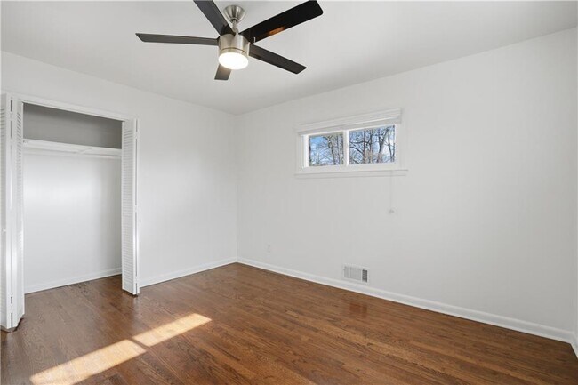 Building Photo - 2467 Elmwood Cir SE