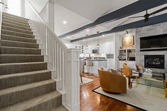 Building Photo - This luxurious townhouse on Cherry St.