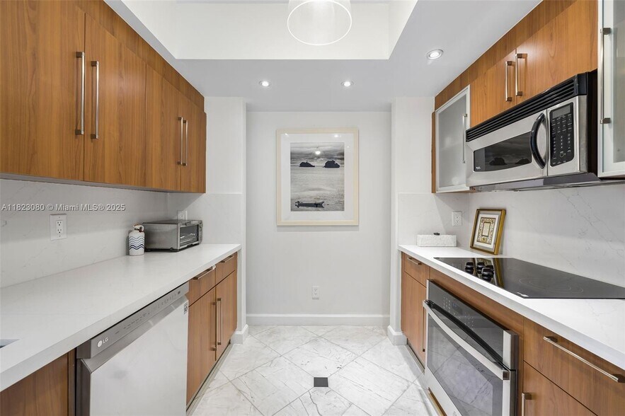 Building Photo - 325 S Biscayne Blvd