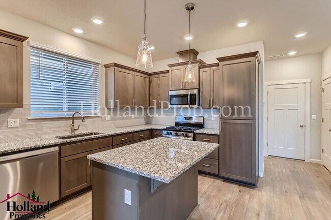 Building Photo - Gorgeous 4 Beds 2.5 Baths Single Family in...