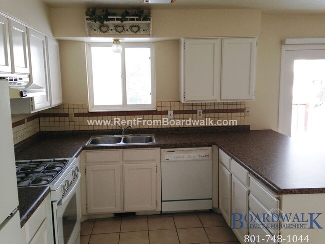 Building Photo - Great 5 Bed Now Available in Riverton
