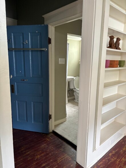 Entrance to bathroom - 905 20th St