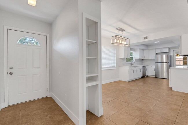 Building Photo - Modern Sarasota 3 Bedroom Home With Separa...