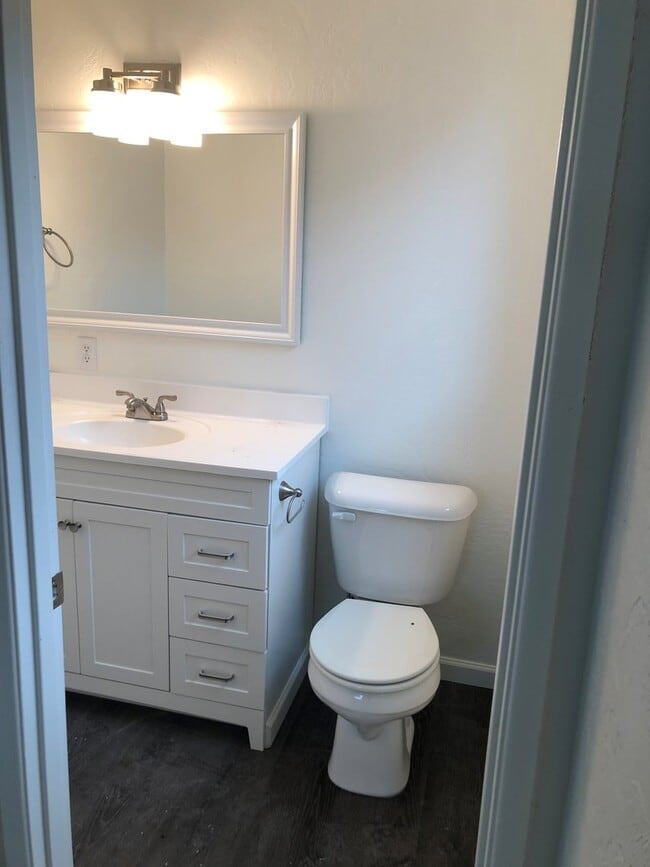 Building Photo - Updated 3 bedroom 1.5 bath duplex!