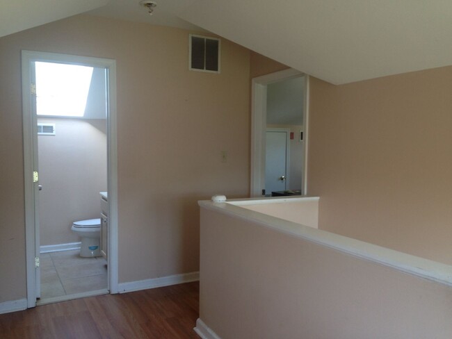 Building Photo - Rider/TCNJ Students!!! Great 4 Bedroom/2 F...