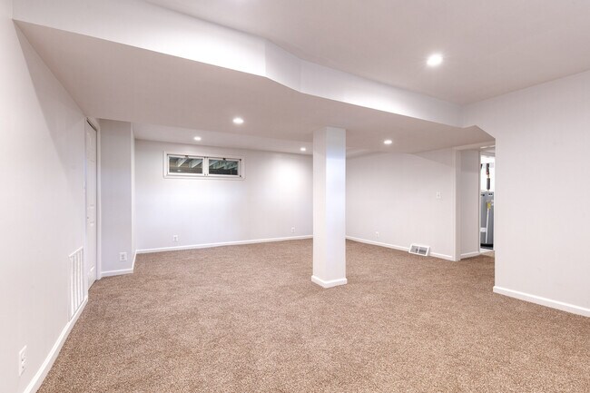 Building Photo - 1301 Hollingsworth Rd
