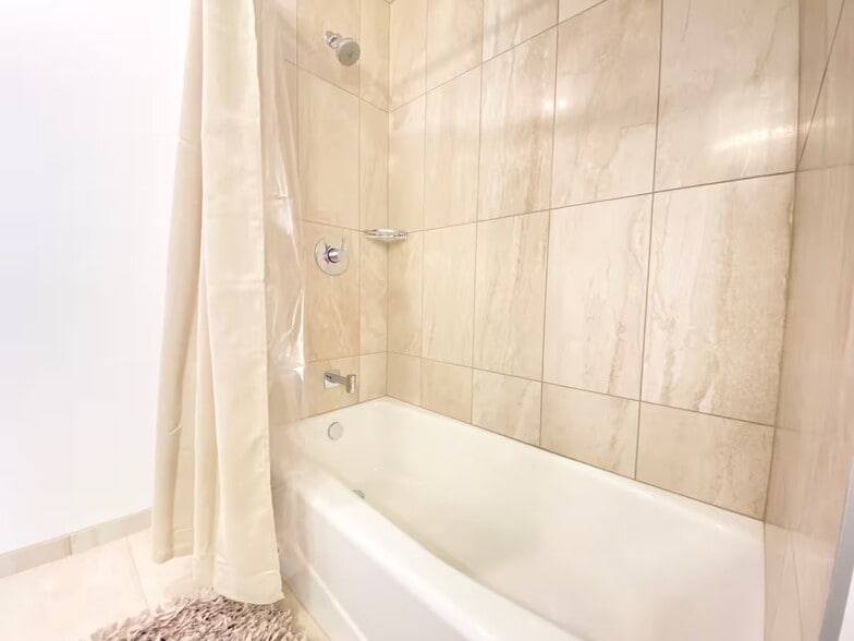 Master Bathroom - 629 Keeaumoku St