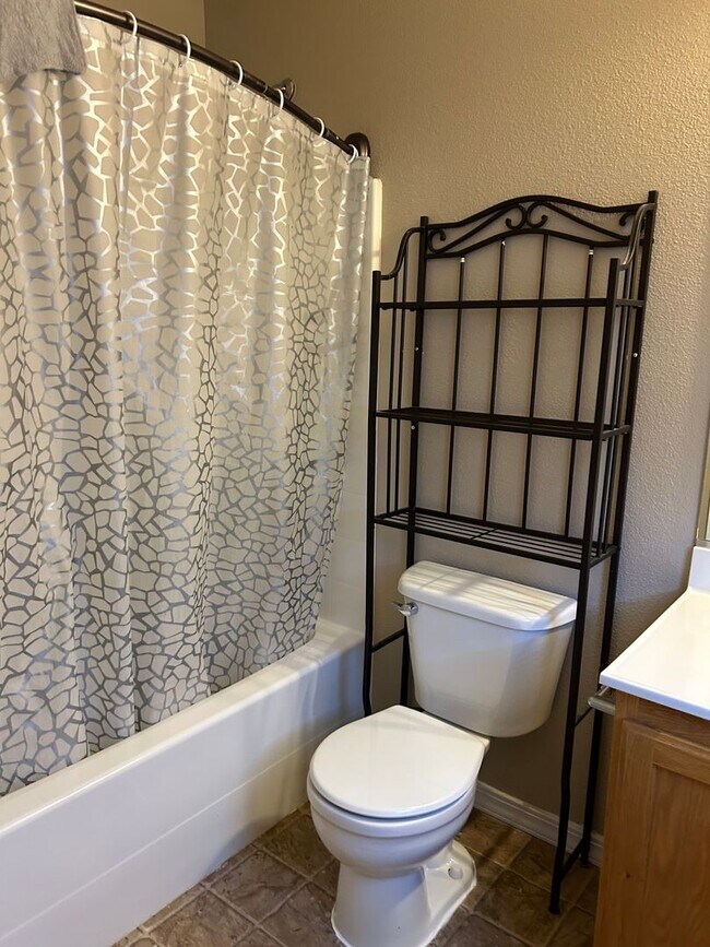 Building Photo - Charming Twinhome