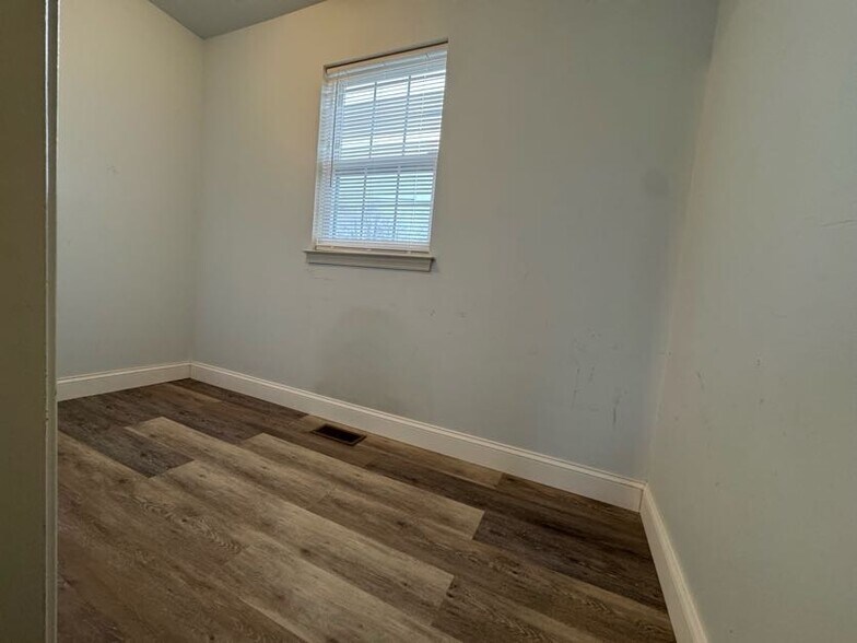 Building Photo - 700 Evergreen Ct